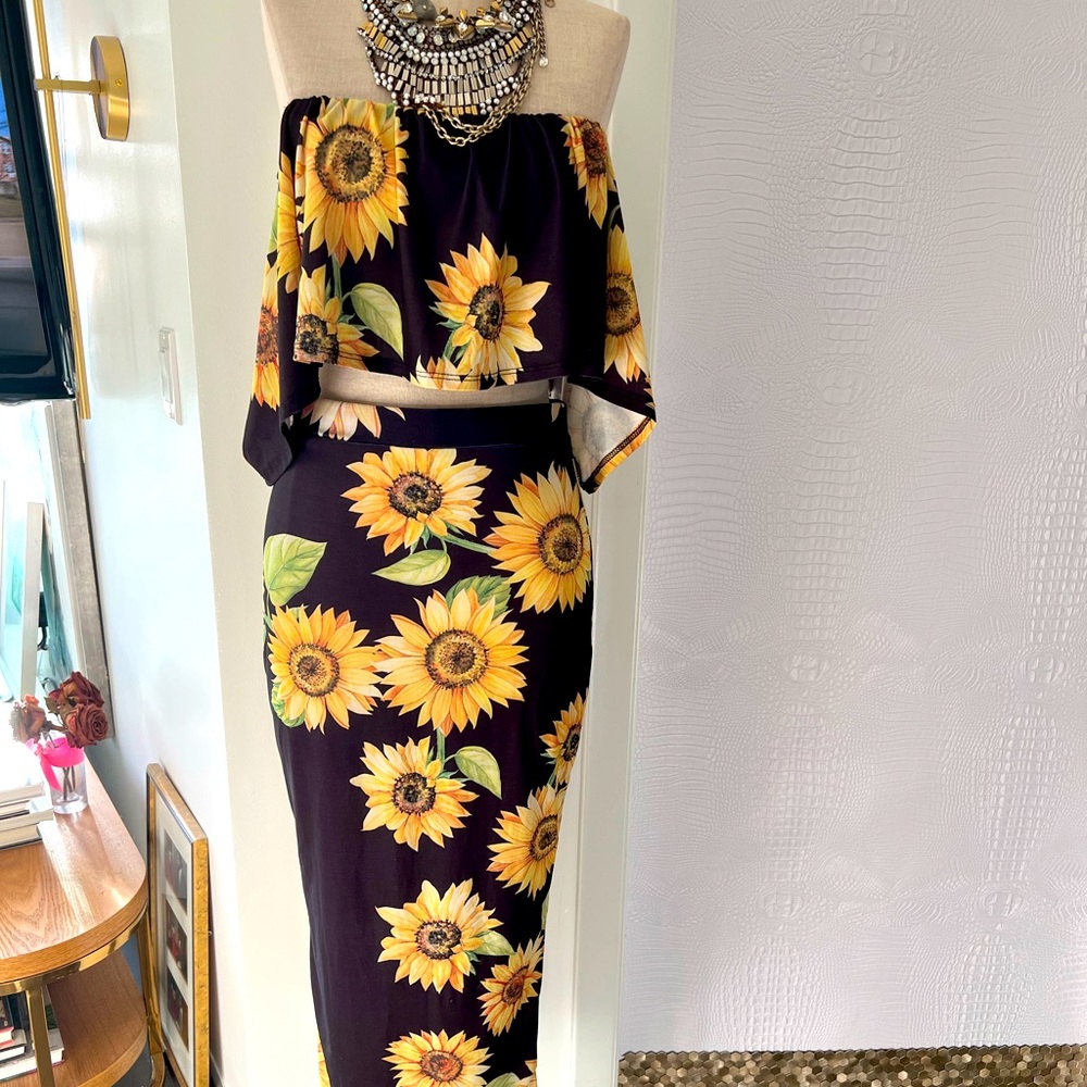 2 piece sunflower skirt set. Sz L